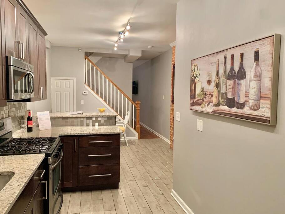 Upscale 2Bd/1.5Ba Townhome Mins To Jhh & Downtown 볼티모어 외부 사진